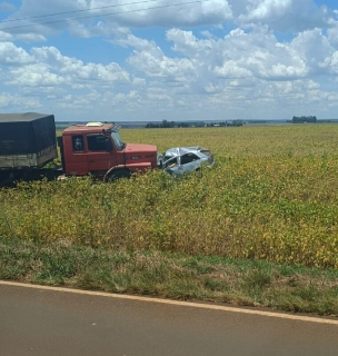 Motorista &eacute; arremessado em colis&atilde;o frontal de Gol e carreta na MS-386