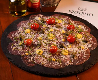 Bar &eacute; inspirado na It&aacute;lia e cliente serve Aperol direto na fonte 