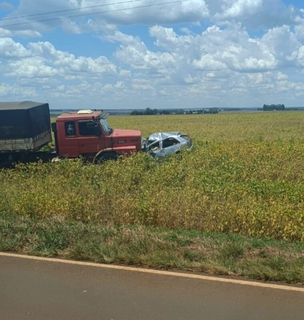 Motorista &eacute; arremessado em colis&atilde;o frontal de Gol e carreta na MS-386