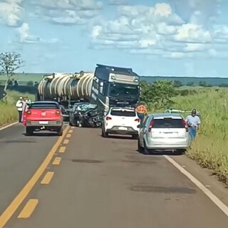 Colis&atilde;o frontal entre Onix e carreta mata motorista na MS-040