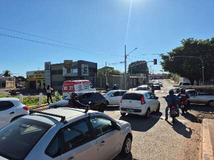 Ap&oacute;s acidente, tr&acirc;nsito fica tumultuado em meio &agrave;s obras na Ernesto Geisel