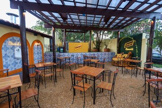 Bar &eacute; inspirado na It&aacute;lia e cliente serve Aperol direto na fonte 