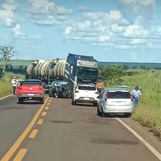 Colis&atilde;o frontal entre Onix e carreta mata motorista na MS-040