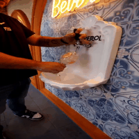 Bar &eacute; inspirado na It&aacute;lia e cliente serve Aperol direto na fonte 