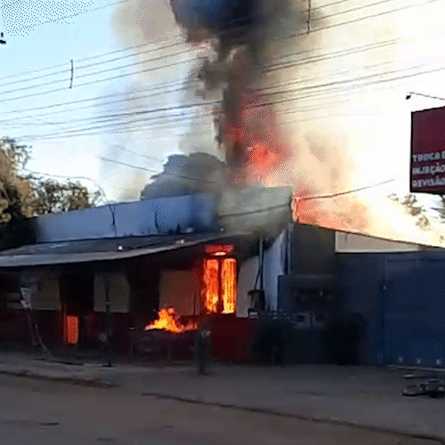 Mercado e brech&oacute; s&atilde;o destru&iacute;dos por inc&ecirc;ndio e chamas altas assustam moradores