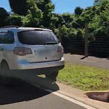 Mesmo ap&oacute;s flagrante, carros seguem estacionados sobre cal&ccedil;ada 
