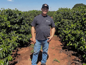 Carlos podia desistir, mas n&atilde;o larga caf&eacute; que a fam&iacute;lia cultiva h&aacute; 62 anos