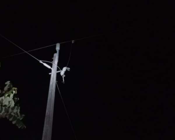 Ap&oacute;s temporal, ch&aacute;cara em Rochedo completa 4 dias sem energia