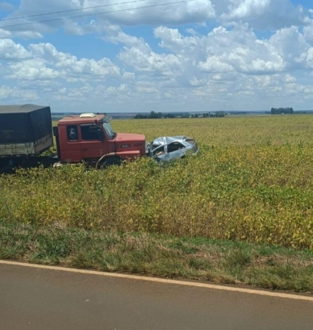 Motorista &eacute; arremessado em colis&atilde;o frontal de Gol e carreta na MS-386