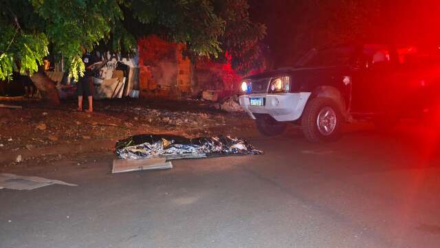 Mulher morre ao ser atingida por caminhonete na esquina de casa