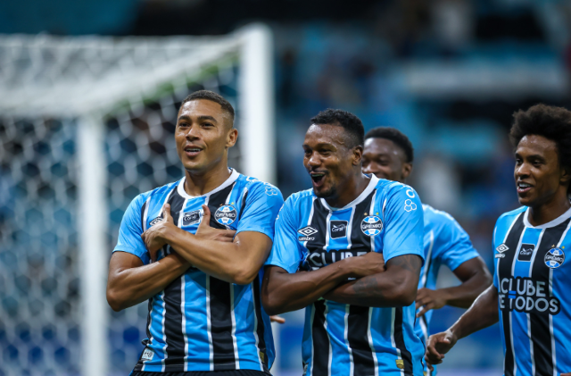 Gr&ecirc;mio vence o Novo Hamburgo e garante vaga nas semifinais do Gauch&atilde;o
