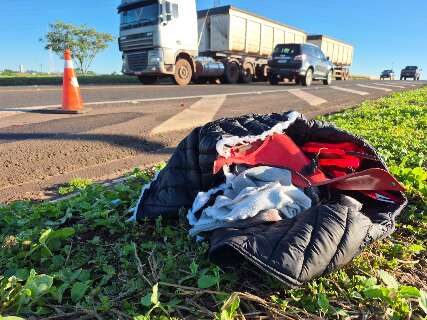 Amigos morrem no hospital ap&oacute;s bater motocicleta na lateral de caminh&atilde;o