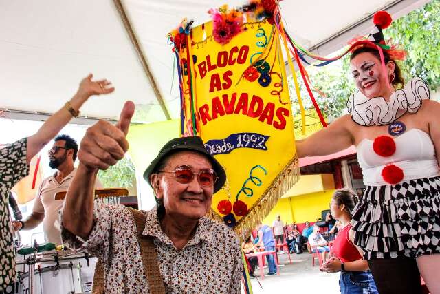 Centro fica colorido pela manh&atilde; com folia do bloco As Depravadas 
