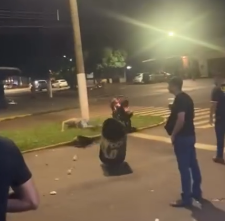 Seguran&ccedil;a arremessa tambor de lixo contra motociclista; veja o v&iacute;deo 