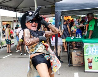 Centro fica colorido pela manh&atilde; com folia do bloco As Depravadas 