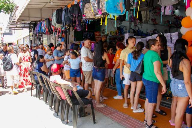 Com sal&aacute;rio em m&atilde;os, pais encaram longas filas para comprar material escolar