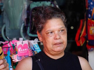 Com sal&aacute;rio em m&atilde;os, pais encaram longas filas para comprar material escolar