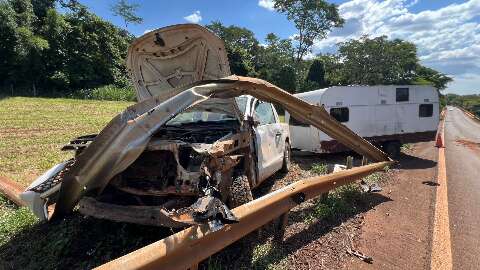 Ao desviar de caminhonete, ve&iacute;culo com motorhome bate em guard-rail de rodovia