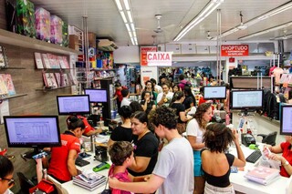 Com sal&aacute;rio em m&atilde;os, pais encaram longas filas para comprar material escolar