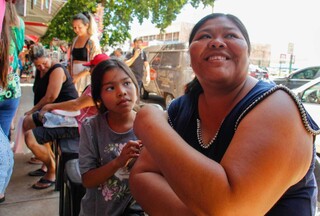 Com sal&aacute;rio em m&atilde;os, pais encaram longas filas para comprar material escolar