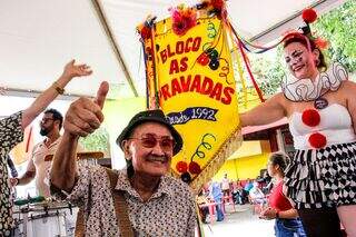 Centro fica colorido pela manhã com folia do bloco As Depravadas 