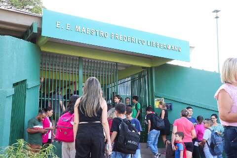 F&eacute;rias acabam para quase 300 mil estudantes nas redes municipal e estadual