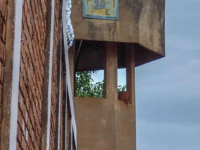 No Pres&iacute;dio Militar, muro amea&ccedil;a cair e torre tem s&oacute; jo&atilde;o-de-barro de sentinela 