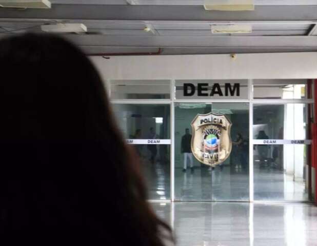 Homem &eacute; acusado de abusar da filha na madrugada