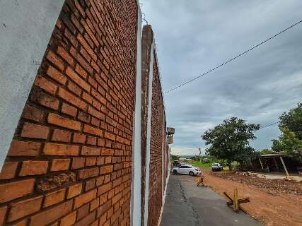 No Pres&iacute;dio Militar, muro amea&ccedil;a cair e torre tem s&oacute; jo&atilde;o-de-barro de sentinela 