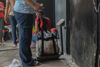 Com limite de 8 kg de comida por preso, &ldquo;tens&atilde;o&rdquo; na fila da M&aacute;xima &eacute; a balan&ccedil;a