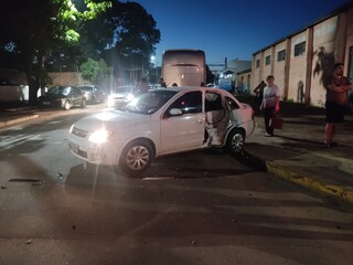 Motociclista morre ao ser atingido por carro em cruzamento