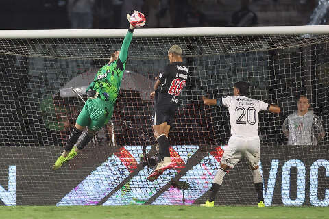 Vasco bate Botafogo, garante 2&ordm; lugar e escapa de duelo com o Fluminense