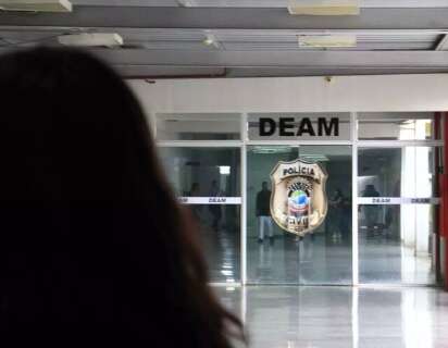 Homem &eacute; acusado de abusar da filha na madrugada