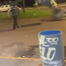 Seguran&ccedil;a arremessa tambor de lixo e derruba motociclista