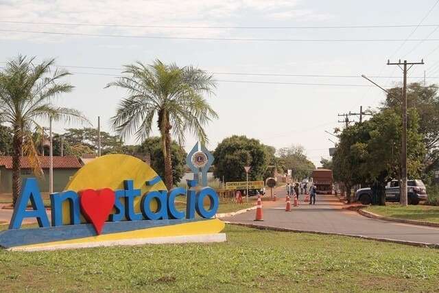 Adolescente &eacute; raptada, dopada e estuprada dentro de caminhonete por dois homens