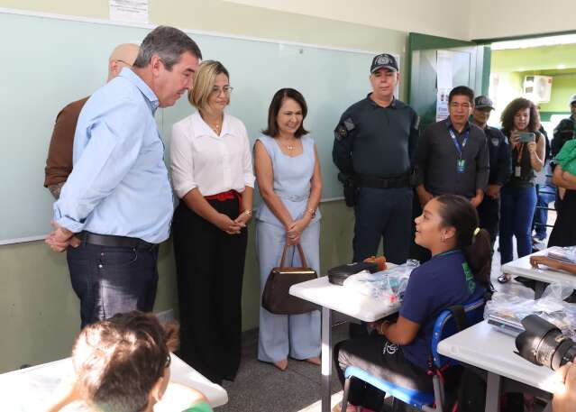No 1&deg; dia de aula, Riedel interage com os alunos, "vistoria&rdquo; escola e come chipa