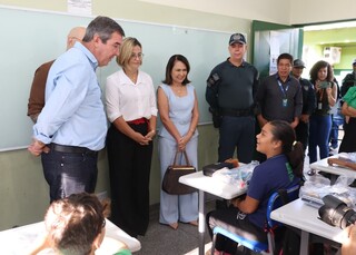 No 1&deg; dia de aula, Riedel interage com os alunos, "vistoria&rdquo; escola e come chipa