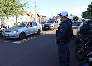 Fila dupla e desrespeito &agrave; faixa s&atilde;o principais infra&ccedil;&otilde;es no retorno &agrave;s aulas