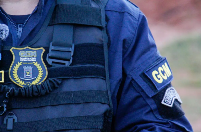 Guarda municipal &eacute; preso ap&oacute;s repassar arma para amigo foragido