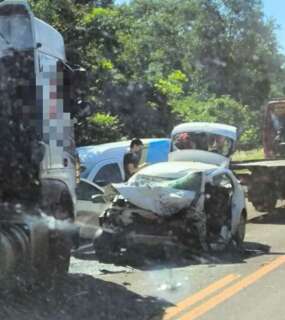 Motorista morre ao bater carro de frente com carreta na rodovia