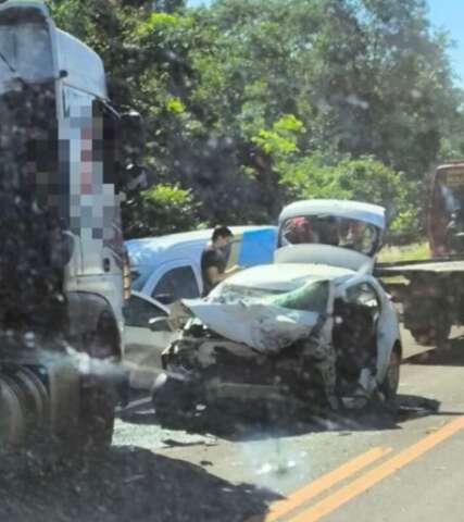 Motorista morre ao bater carro de frente com carreta na rodovia