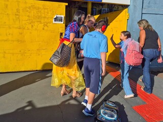 Anima&ccedil;&atilde;o de rever os colegas e correria dos pais marcam in&iacute;cio das aulas 