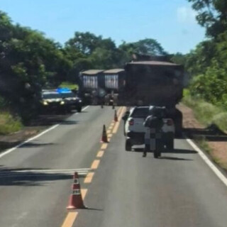 Motorista morre ao bater carro de frente com carreta na rodovia