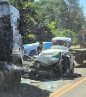 Motorista morre ao bater carro de frente com carreta na rodovia