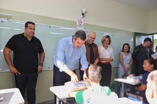 No 1&deg; dia de aula, Riedel interage com os alunos, "vistoria&rdquo; escola e come chipa