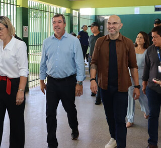 No 1&deg; dia de aula, Riedel interage com os alunos, "vistoria&rdquo; escola e come chipa