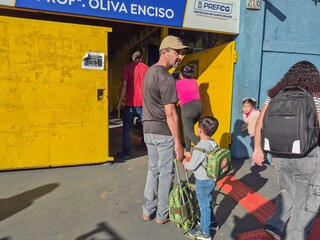 Anima&ccedil;&atilde;o de rever os colegas e correria dos pais marcam in&iacute;cio das aulas 