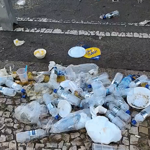 Lixo p&oacute;s-folia gera reclama&ccedil;&otilde;es na Esplanada Ferrovi&aacute;ria