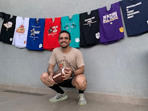 H&aacute; quase 10 anos, Gabriel re&uacute;ne uma galera para assistir ao Super Bowl 