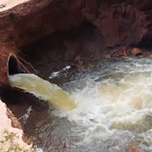 Ap&oacute;s fortes chuvas, cratera em estrada impede acesso a ch&aacute;caras em Terenos